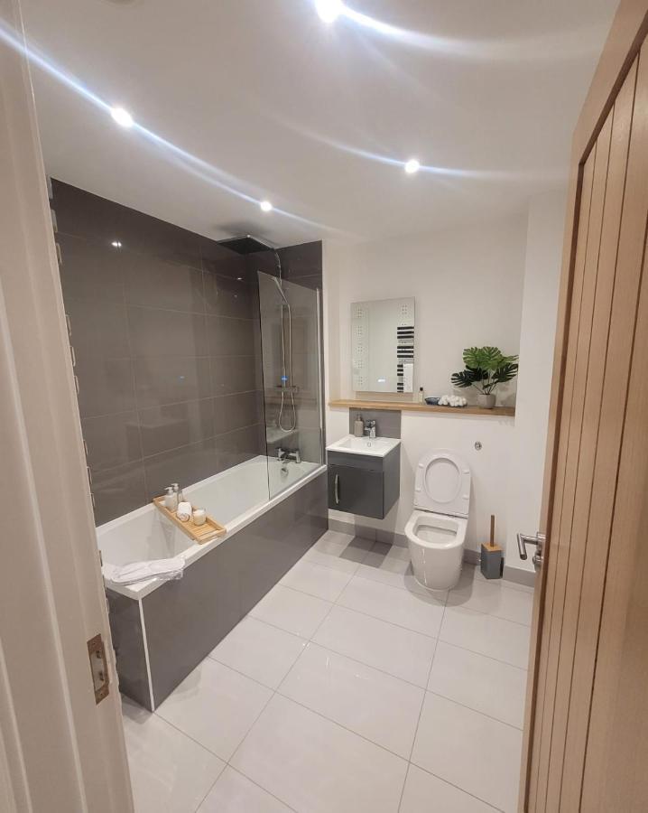 Luxury 1 Bed Apartment In The Heart Of Rochester Wainscot Екстериор снимка